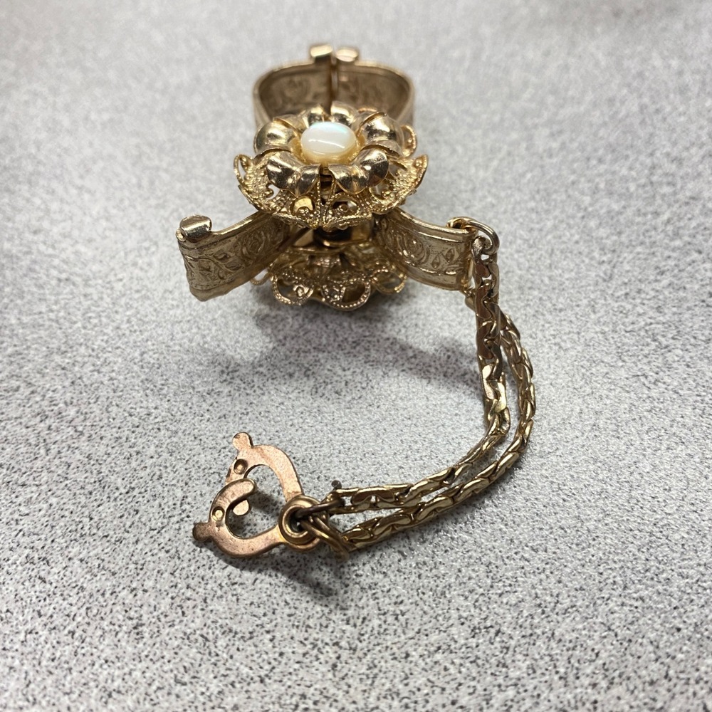 Vintage Gold Tone Floral Glove Clip‎ Holder with Chain and Faux Pearl Accent - Picture 4 of 8